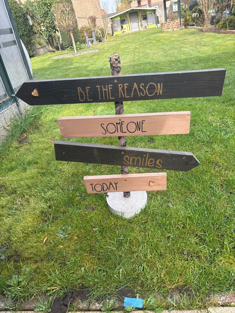 Decoratief houten wegwijzer 'Be the reason someone smiles', Tuin en Terras, Tuinbeelden, Ophalen, Gebruikt, Hout, Overige typen