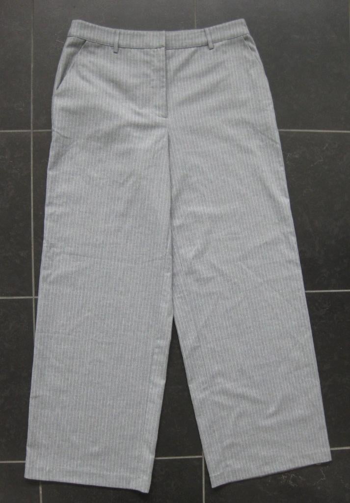 Na-Kd grijze broek krijtstreep, suit trousers rechte pijp 42, Kleding | Dames, NA-KD, Maat 42/44 (L), Ophalen of Verzenden, Zo goed als nieuw