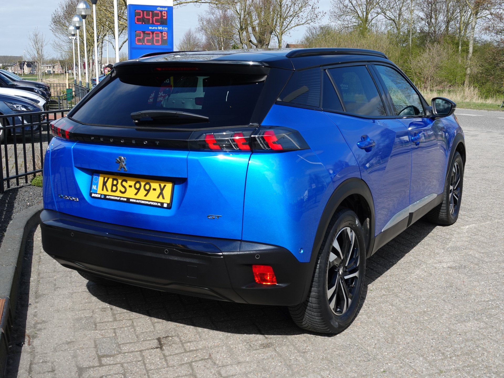 Peugeot e-2008 EV GT 50 kWh H-LEER | NAVI | CAMERA | ECC | C, 136 pk, Gebruikt, Blauw, Leder en Stof