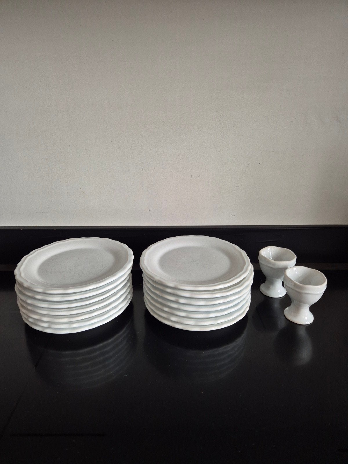 14 witte gebaksbordjes met 2 passende eierdopjes Xenos 17cm, Ophalen, Gebruikt, Bord(en)