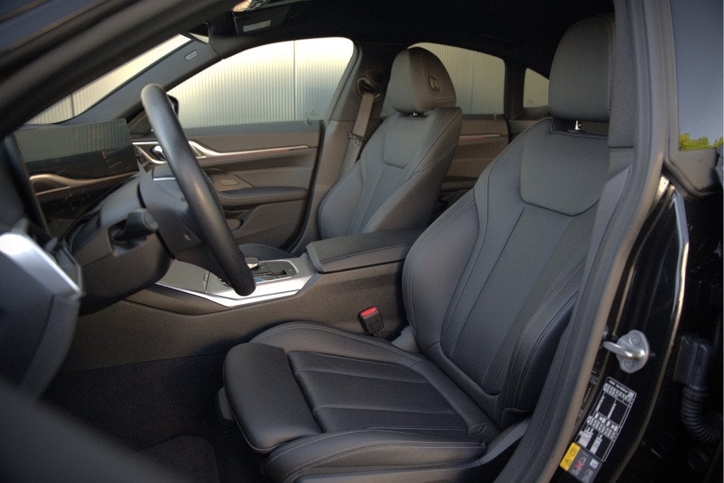 BMW i4 eDrive40 84 kWh | Stoelverwarming | Stuurverwarming |, Auto's, BMW, Achterwielaandrijving, Gebruikt, Leder, 83 kWh