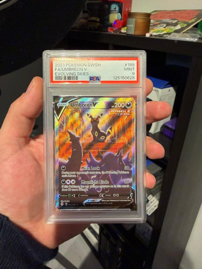Umbreon V #189 Evolving Skies PSA 9, Ophalen of Verzenden, Zo goed als nieuw, Losse kaart