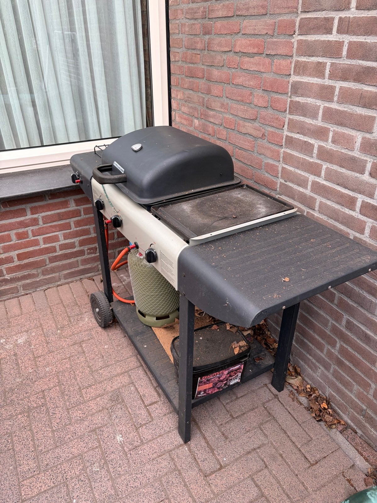 Gasbarbecue met lavastenen inclusief hoes, Ophalen, Gebruikt