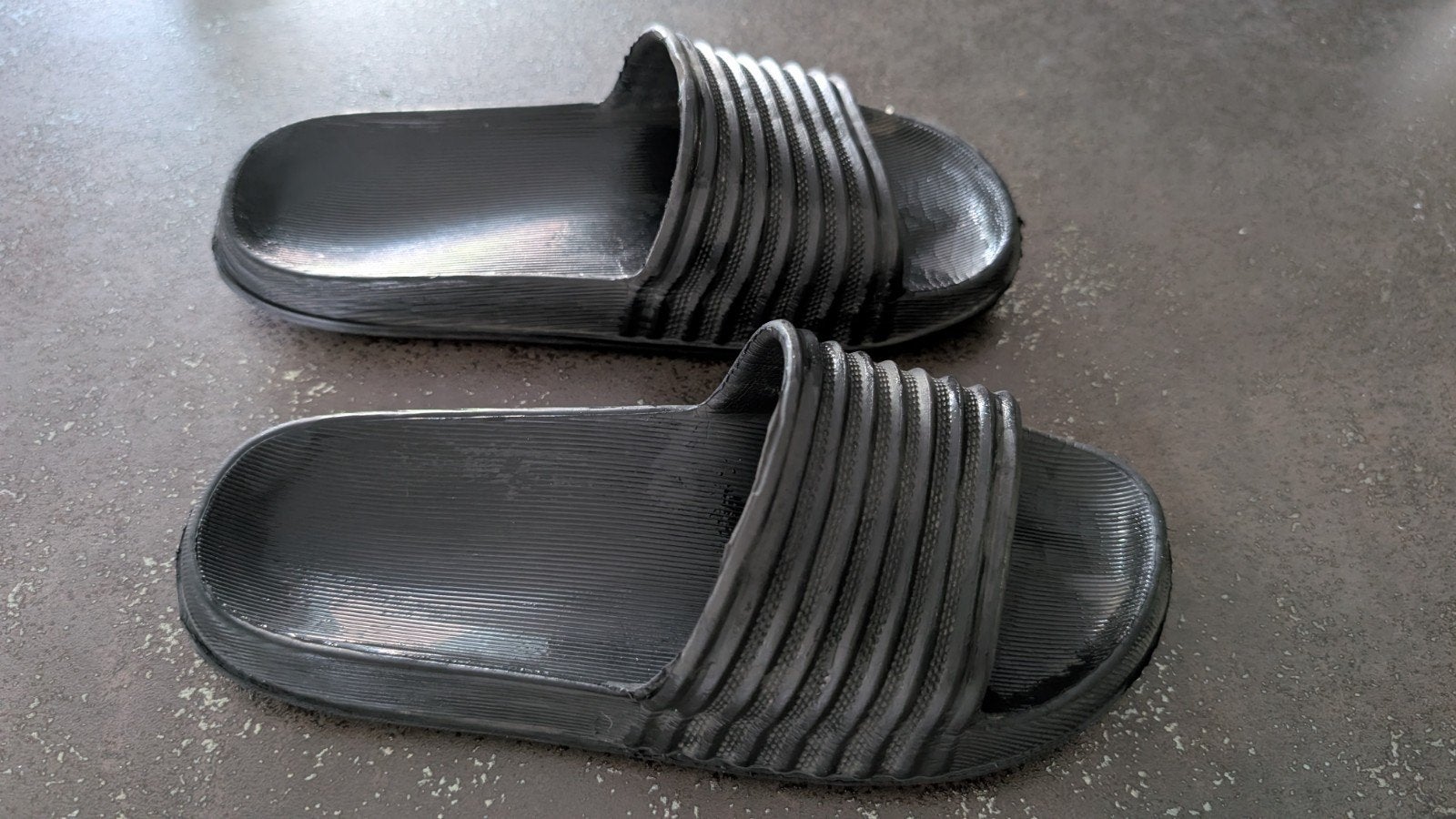 Zwarte badslippers mt 31 zgan, Overige typen, Ophalen of Verzenden, Zo goed als nieuw, Jongen