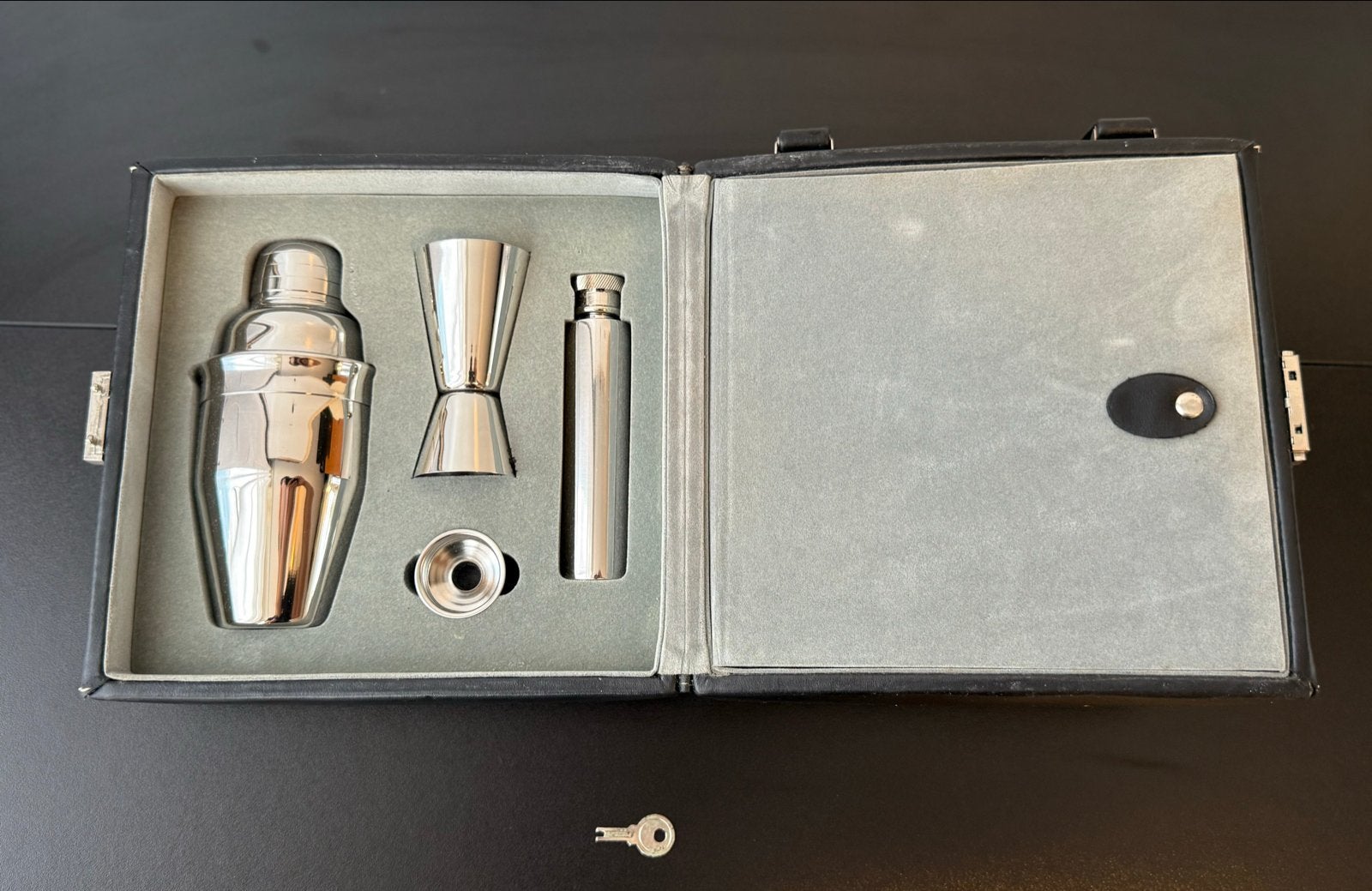 Cocktail Shaker Set met Martini Glazen en Fles, Ophalen of Verzenden, Zwart, Metaal, Overige merken