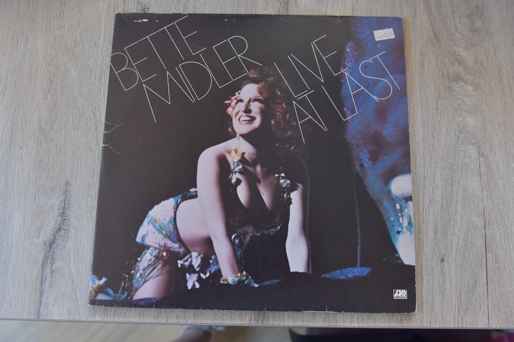 VINYL - BETTE MIDLER -- LIVE AT LAST 2LP, Zo goed als nieuw, 12 inch, Dubbel-LP, Inclusief binnenhoes