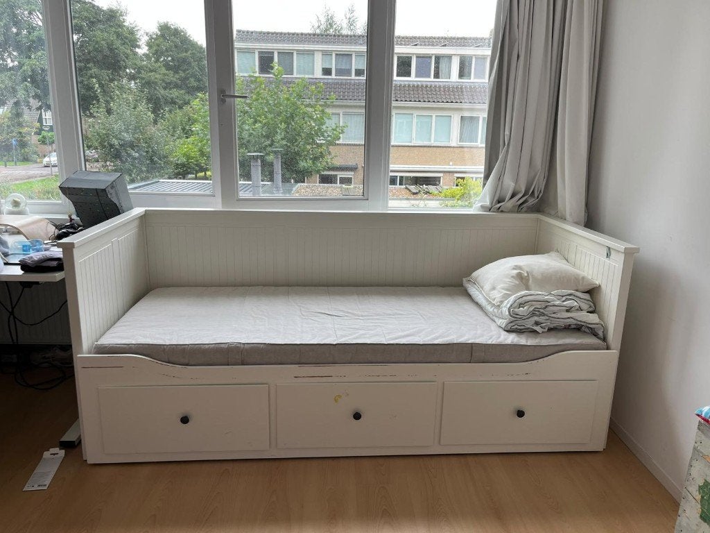 Uitschuifbed Ikea inclusief 2 matrassen en dekbed, Ophalen, Gebruikt, Wit, Tweepersoons