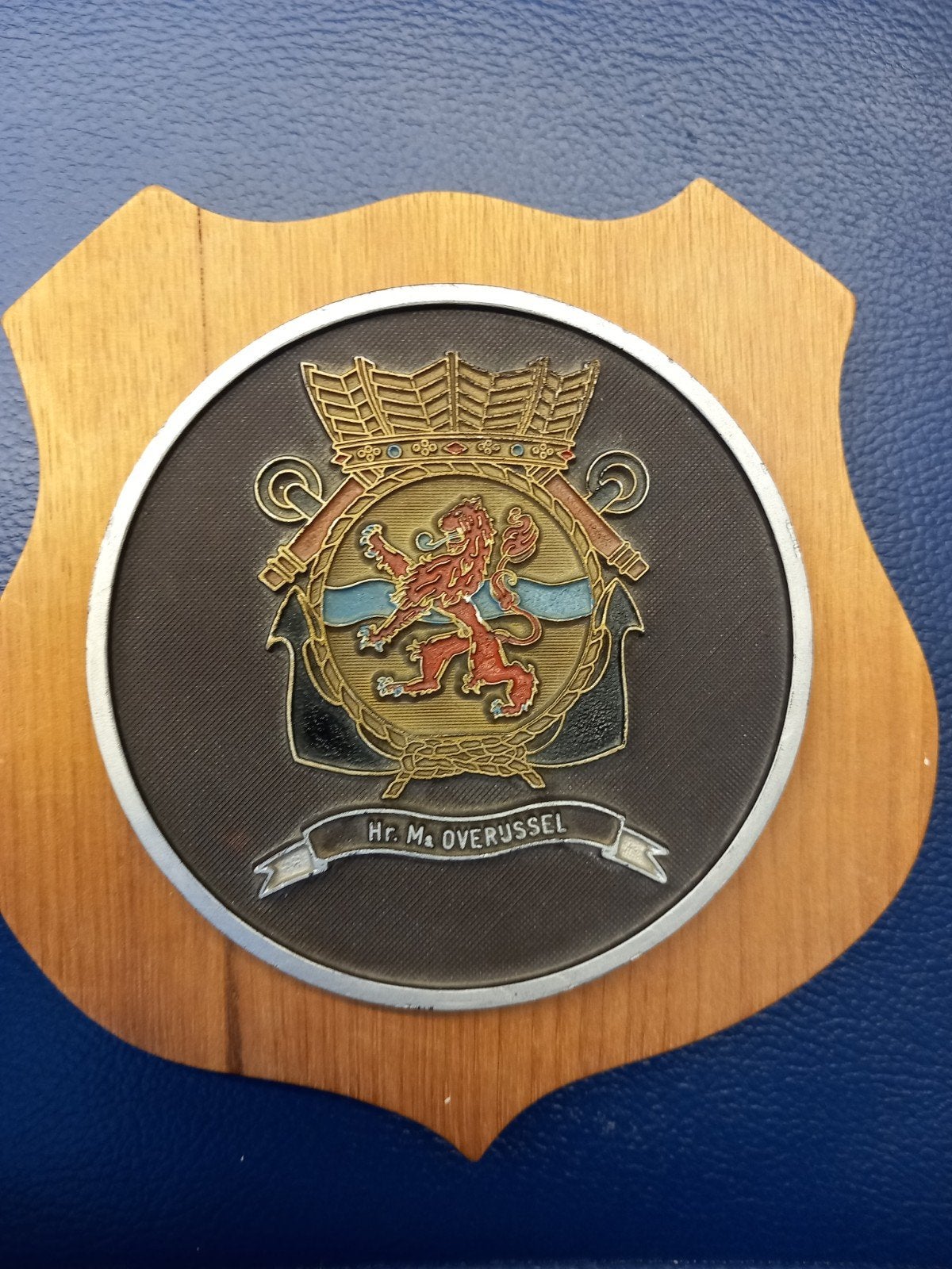 wapenschild hr. ms. Overijssel - Koninklijke Marine d815, Verzamelen, Militaria | Algemeen, Ophalen of Verzenden, Marine, Nederland