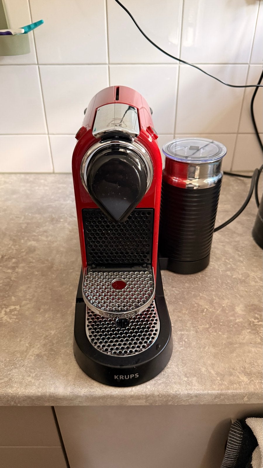 Nespresso Krups Inissia Rood met Aeroccino 3 Melkopschuimer, Ophalen, Espresso apparaat, Zo goed als nieuw, 1 kopje