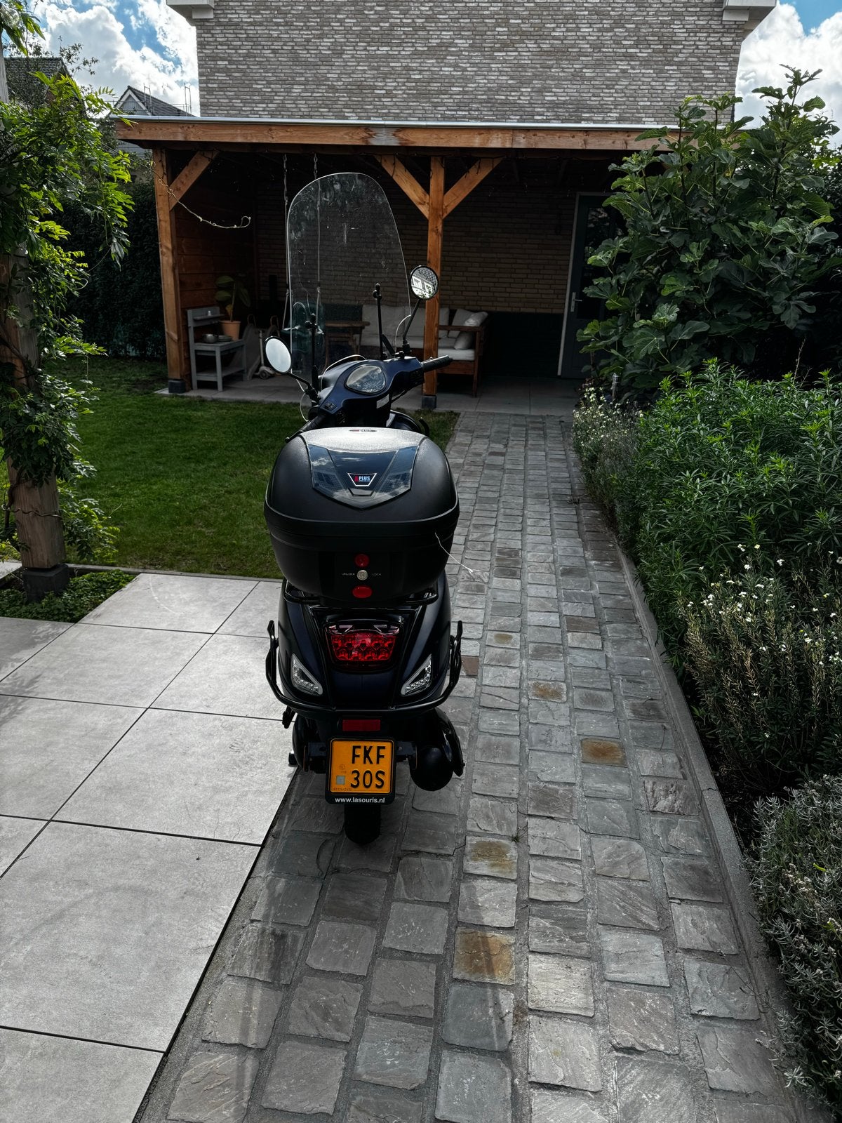 Donkerblauwe scooter met windscherm en topkoffer, Fietsen en Brommers, Ophalen of Verzenden, Gebruikt, Benzine, Overige merken