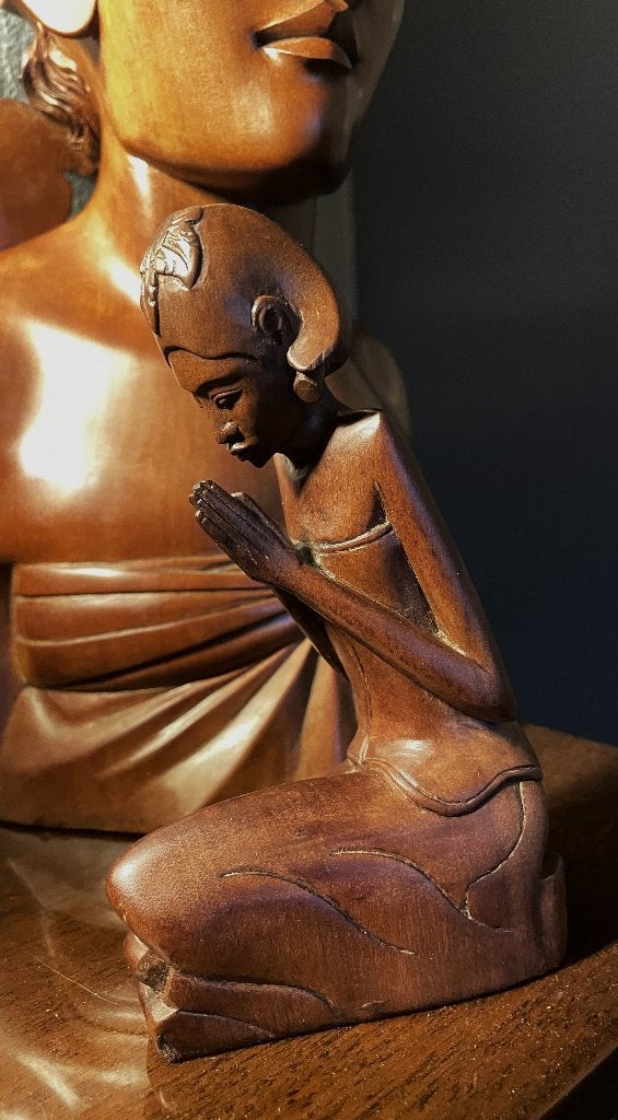 klein oud Balinees beeldje biddend figuur , niet gesigneerd, Art deco, Ophalen of Verzenden, Hout, Bruin