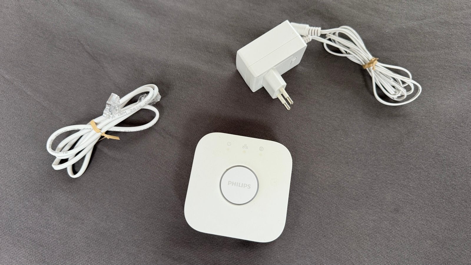 Philips Hue Bridge 2.1 ZGAN met adapter en ethernetkabel, Ophalen of Verzenden, Zo goed als nieuw