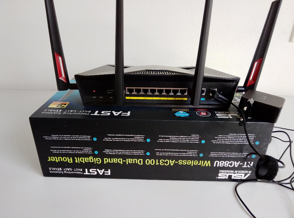 Asus router rt-ac88u ac3100, compleet in doos., Ophalen of Verzenden, Zo goed als nieuw