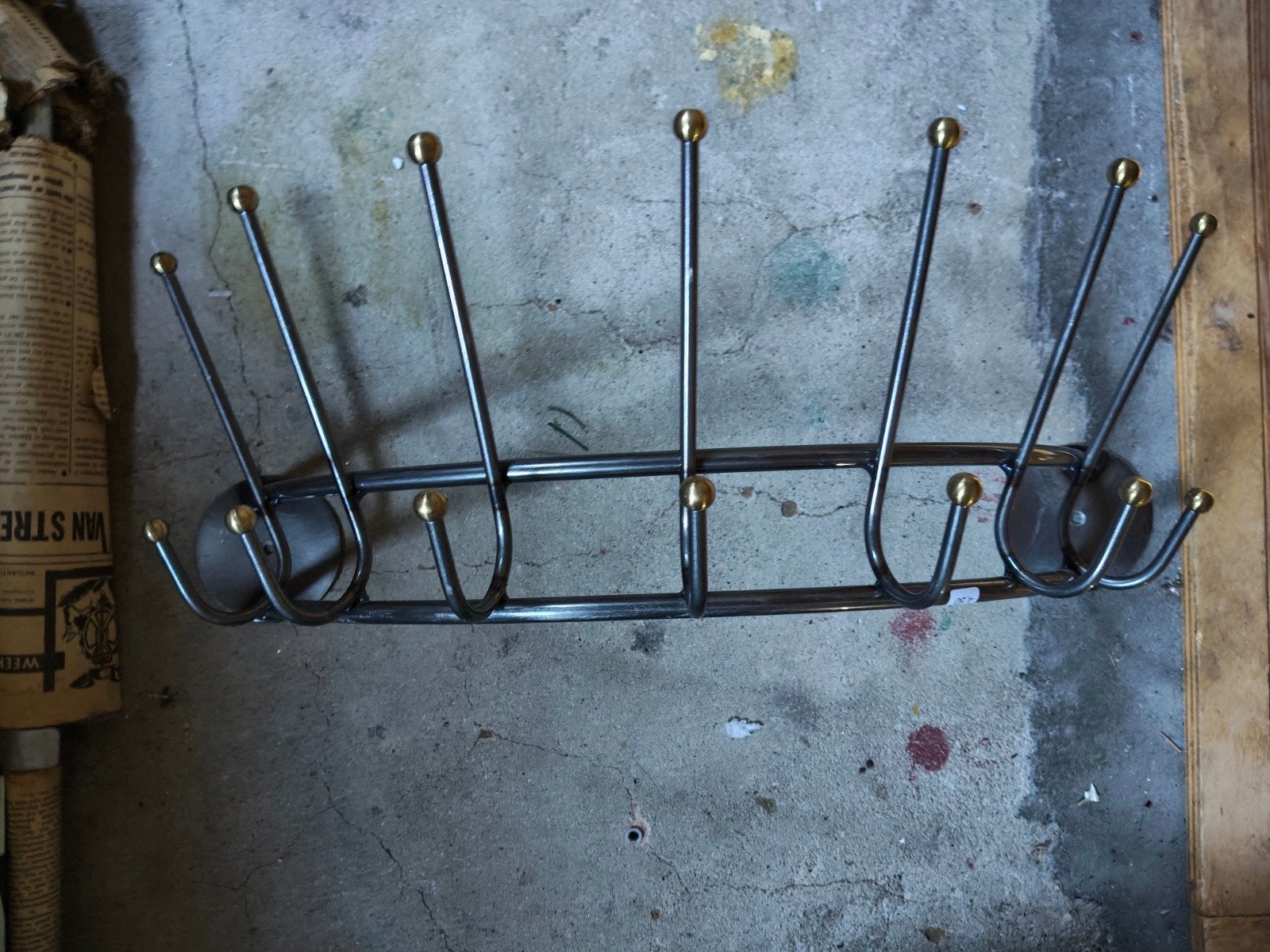 Vintage metal wandkapstok met messing details, Wandkapstok, Gebruikt, Ophalen of Verzenden, Minder dan 100 cm