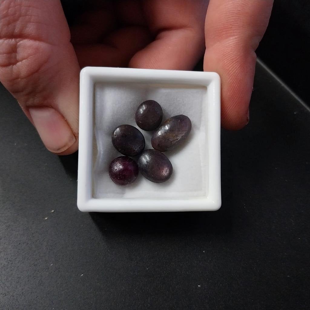5 gemengde saffier en robijn cabochons, Ophalen of Verzenden, Nieuw