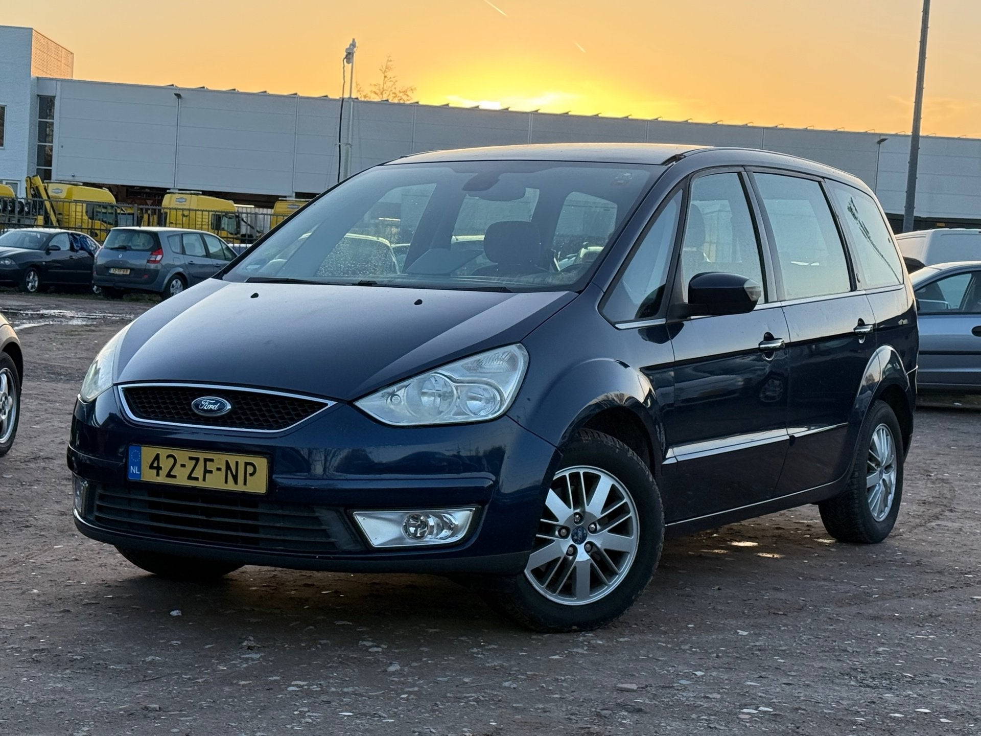 Ford Galaxy 2.0-16V Ghia/ 7PRSN/ NIEUWE APK, Voorwielaandrijving, Gebruikt, Blauw, 7 stoelen