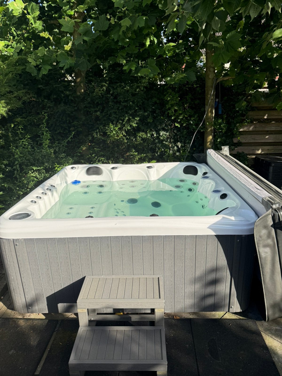 Jacuzzi Spa 6 personen verlichting fonteinen en bluetooth, Ophalen, Zo goed als nieuw, Trap