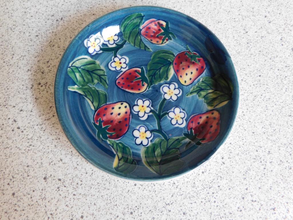 Bord 11 cm. Aardbei Vic's Handpainted, Ophalen of Verzenden, Zo goed als nieuw, Bord(en), Overige stijlen