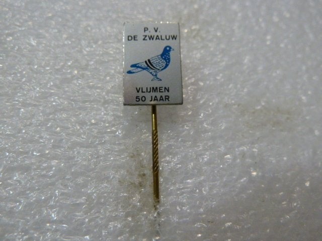 Speldje P.V. De Zwaluw Vlijmen 50 Jaar, Ophalen of Verzenden, Zo goed als nieuw, Dier of Natuur, Speldje of Pin