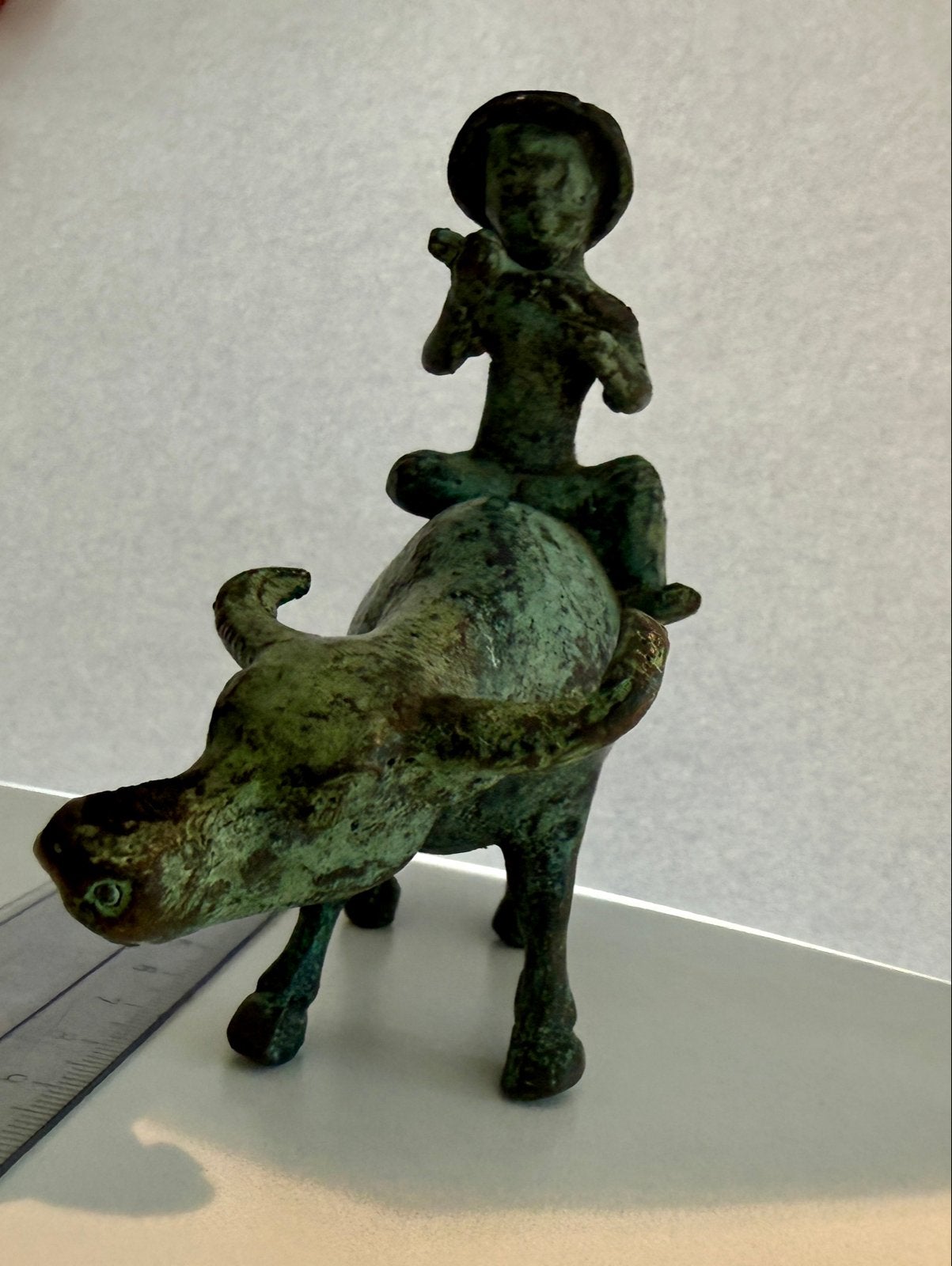 Bronzen Indonesisch beeldje: Jongen op buffel met fluit, Antiek en Kunst, Minder dan 20 cm, Ophalen of Verzenden, Scène, Beeld