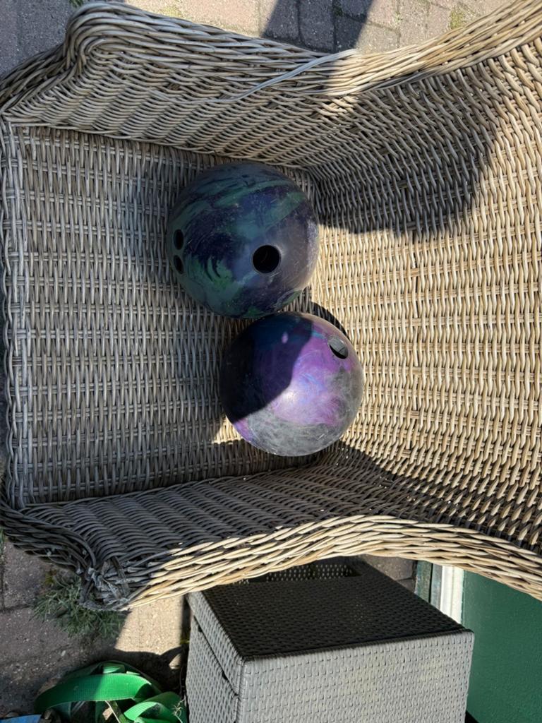 Twee bowlingballen, diverse kleuren, Sport en Fitness, Bowlen, Ophalen of Verzenden, Gebruikt, Bal