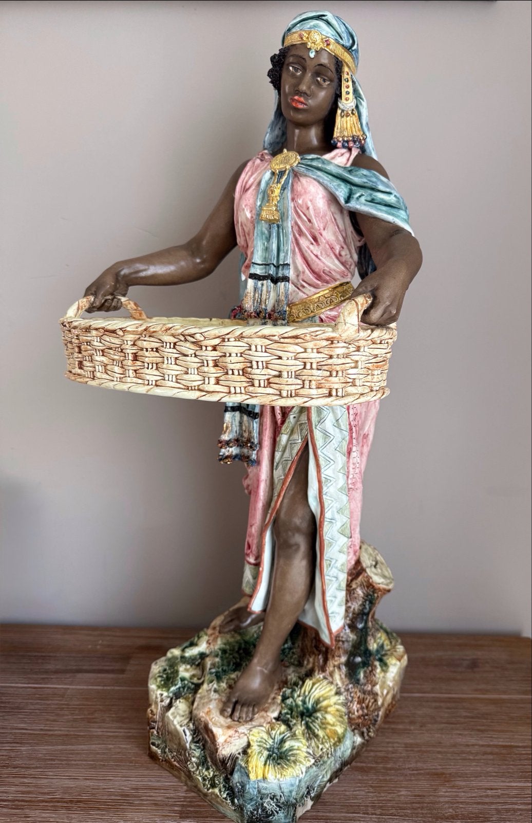 Antiek Beeld Vrouw met Mand, 72 cm, circa 1900, Ophalen, 50 - 100 cm, Steen of Keramiek, Beeld