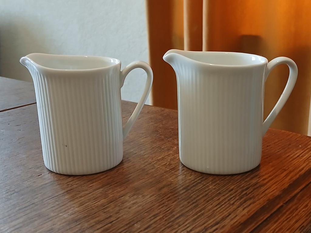 TWEE ARZBERG GERMANY KOFFIEMELKKANNETJES. PUNTGAAF.., Ophalen of Verzenden, Zo goed als nieuw, Porselein, Overige typen