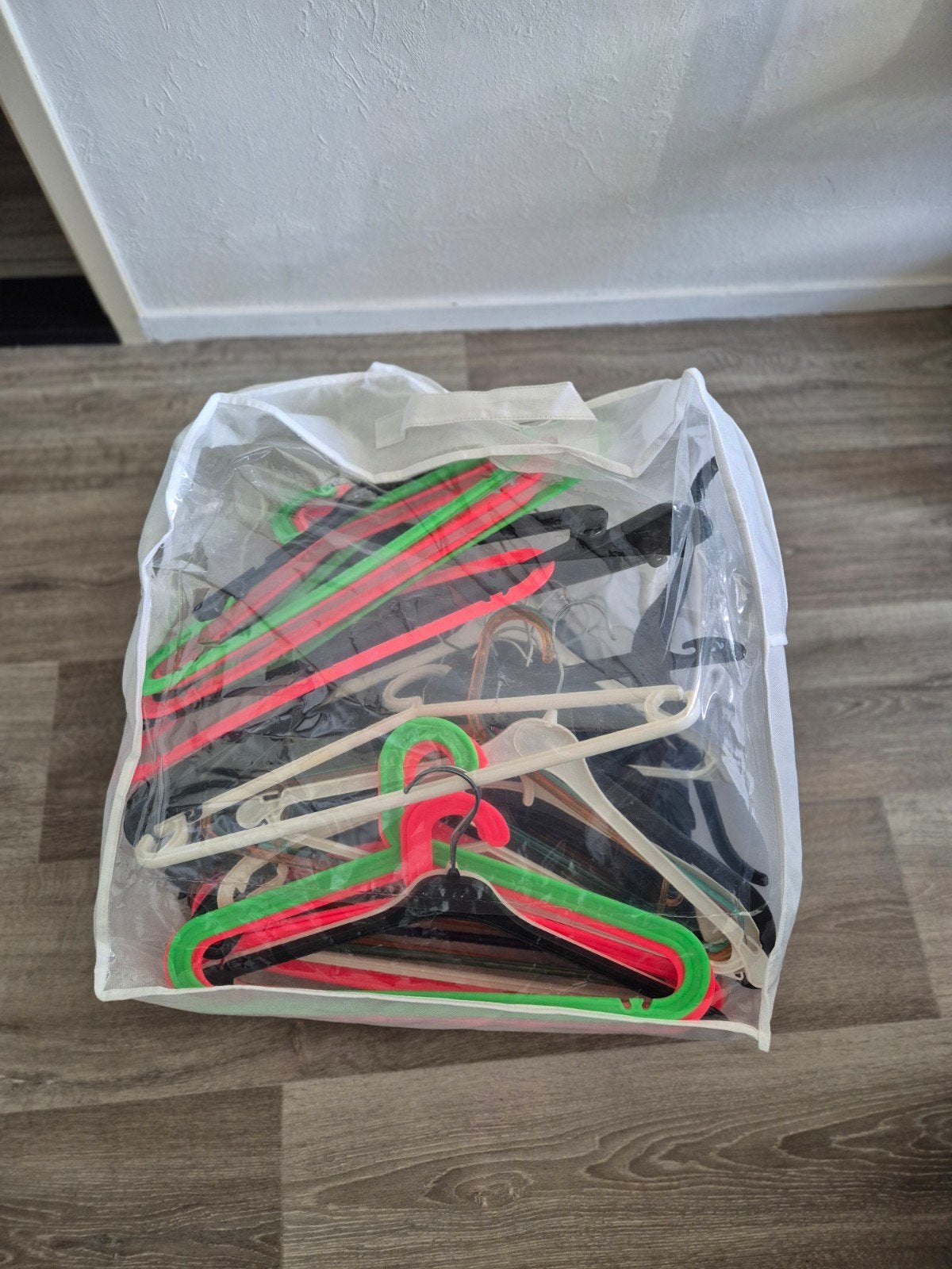 Tas met kledinghangers. Gratis!, Ophalen, Kunststof