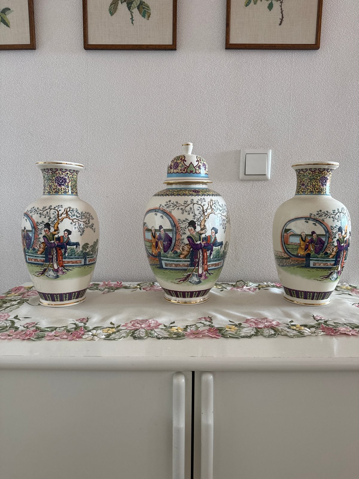 Driedelig Chinees kaststel met gedetailleerde decoratie, Antiek en Kunst, Ophalen of Verzenden