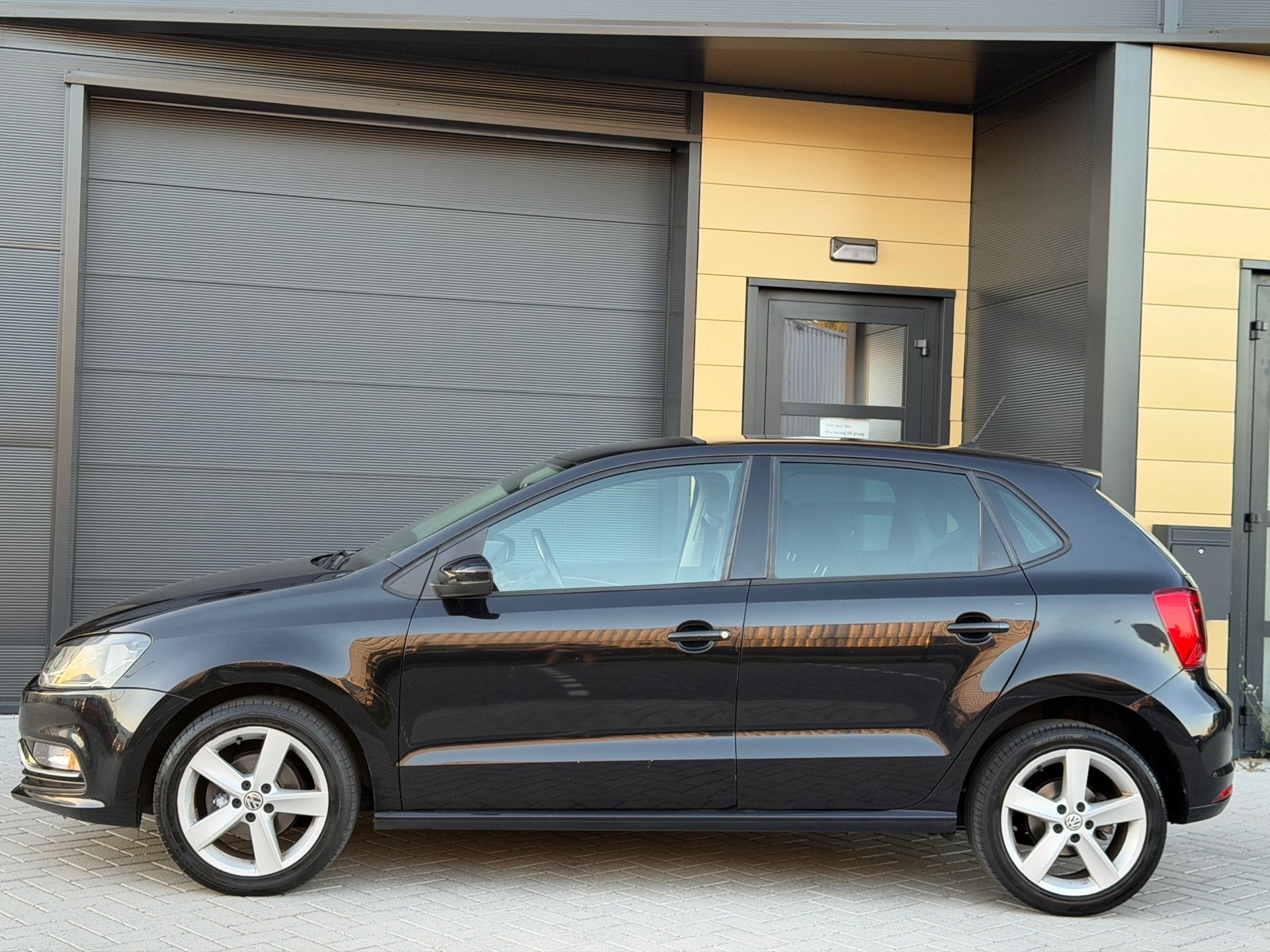 Volkswagen Polo 1.2 TSI Highline - GTI Uitv. - Navi - Airco, Auto's, Volkswagen, Stof, Euro 6, 4 cilinders, Zwart