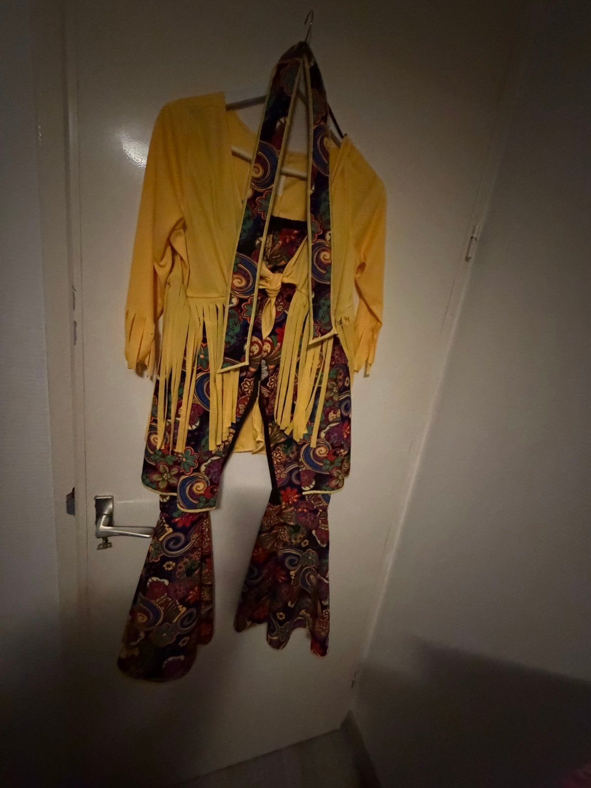 Hippie kostuum - Gele jas met franjes en flared broek, Maat 38/40 (M), Ophalen of Verzenden, Kleding, Overige thema's