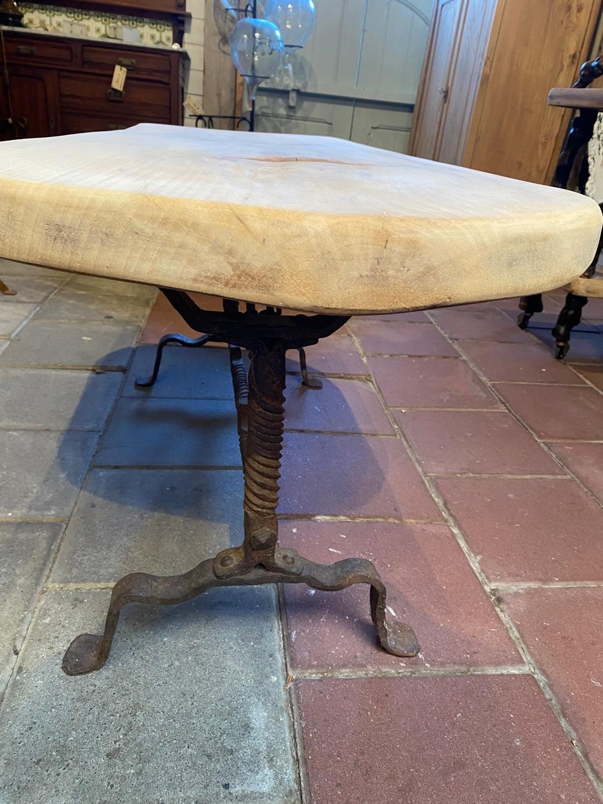 Stoerw landelijke tafel salontafel met smeedijzer onderstel, Antiek en Kunst, Antiek | Meubels | Tafels, Ophalen