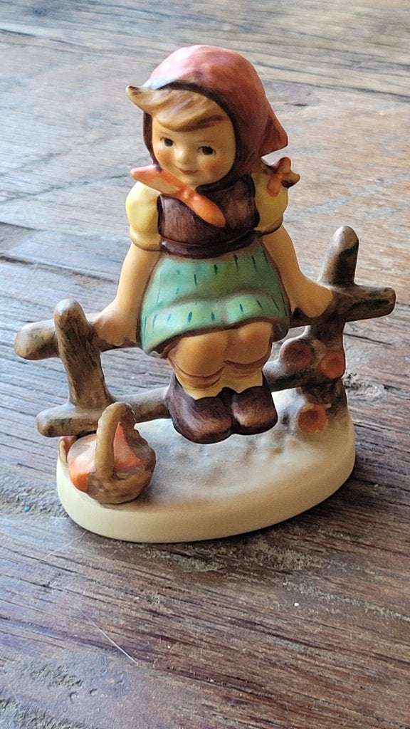 Hummel beeldje. "meisje op hek" nieuwstaat, Verzamelen, Ophalen, Zo goed als nieuw, Hummel