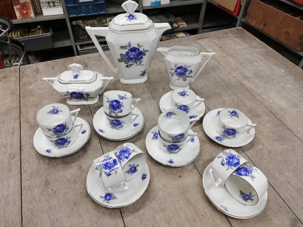 12 pers. art deco servies blauwe/grijze rozen, zilver randje