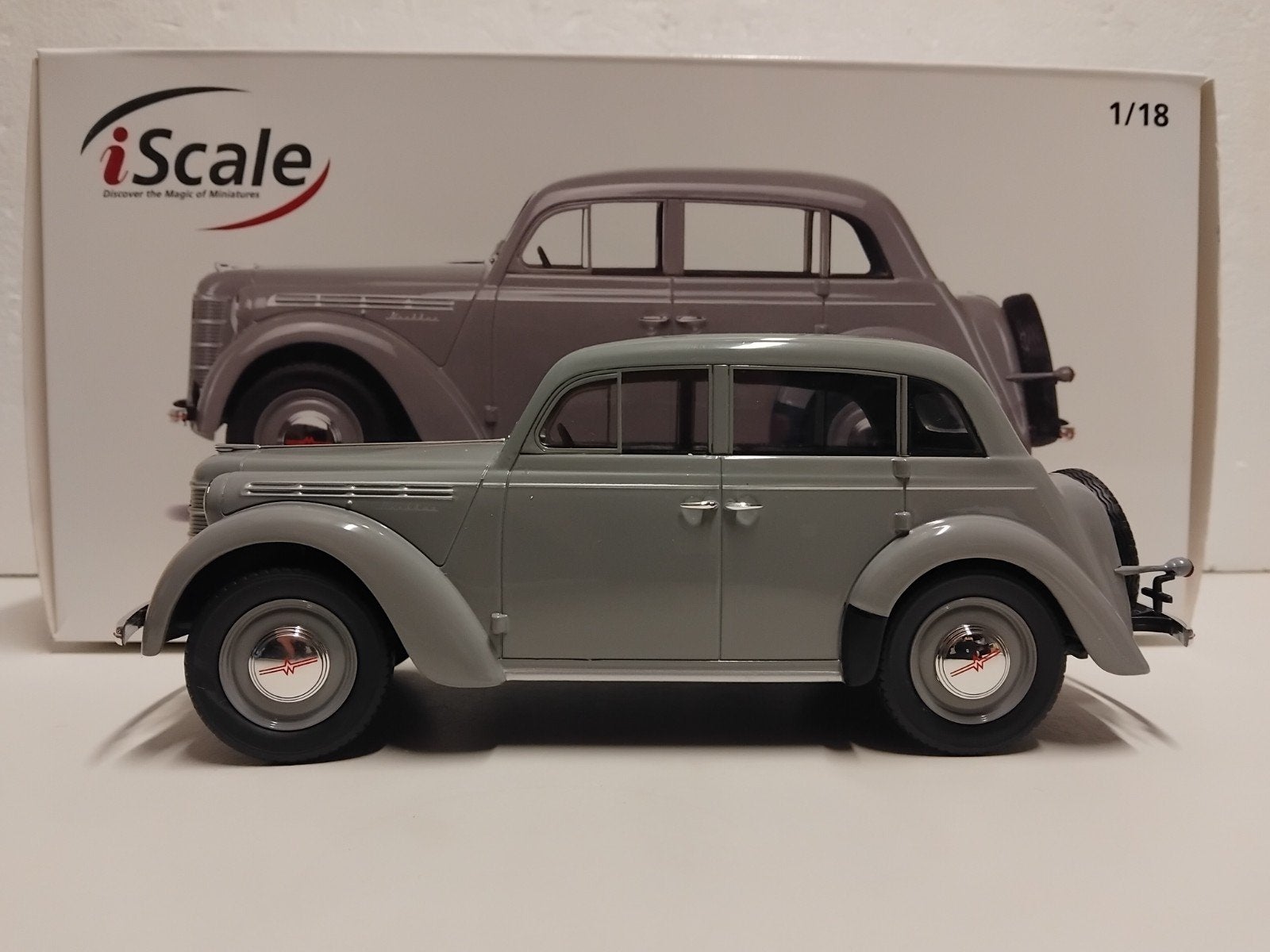 Moskvich 400 lichtgrijs IScale 1:18 KRD, Ophalen of Verzenden, Zo goed als nieuw, Auto, Overige merken