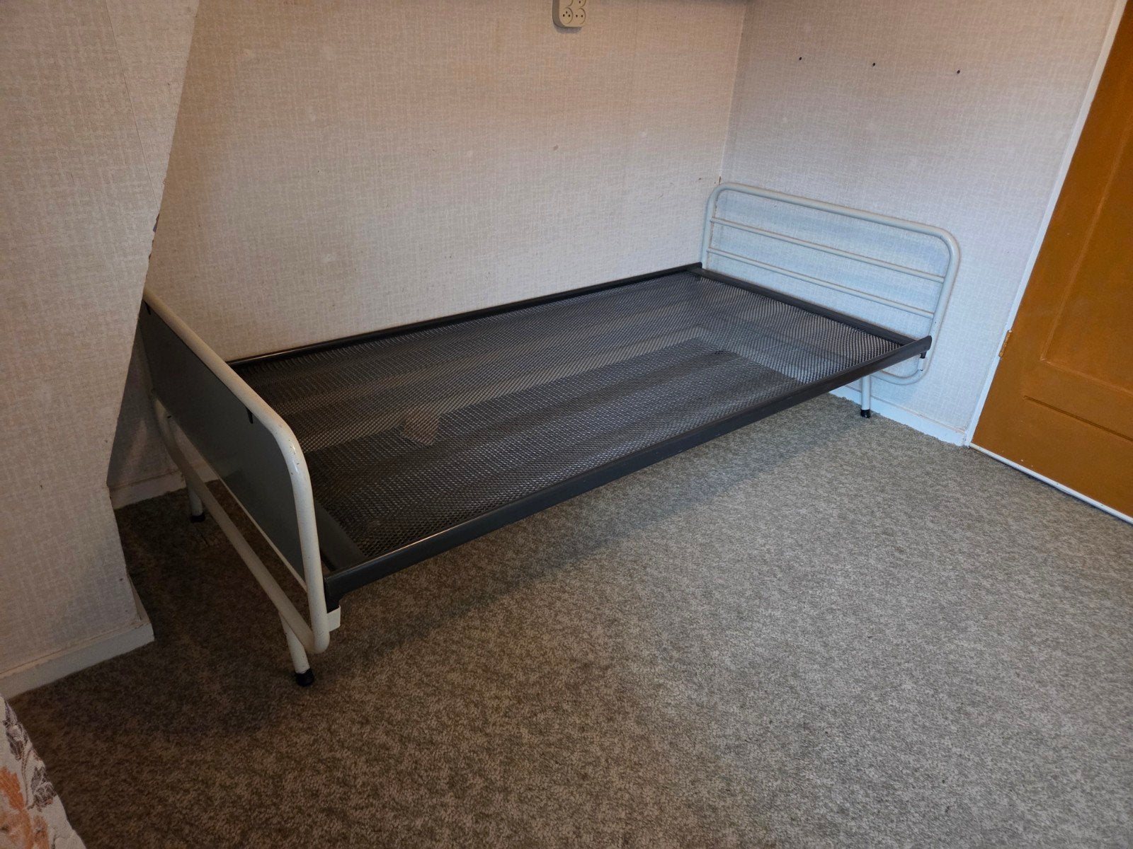 Vintage retro metalen 1 persoonsbed bed, Ophalen, Huis en Inrichting