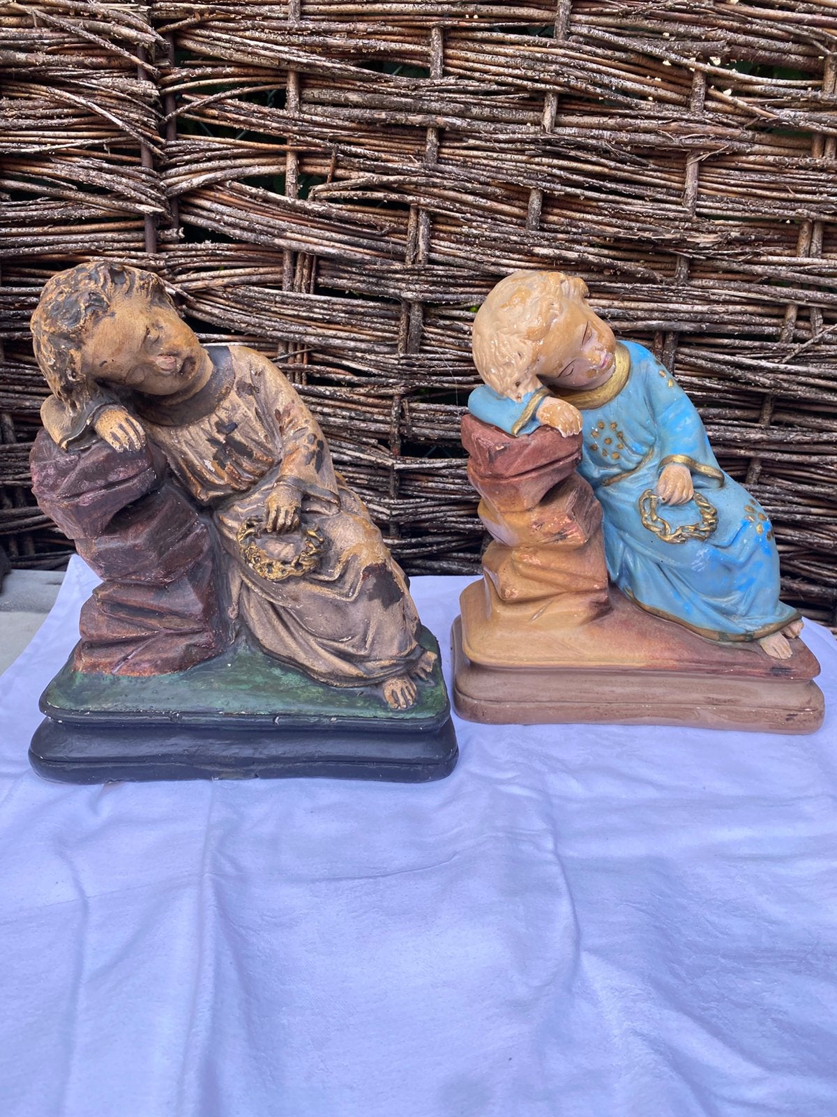 2 prachtige liggende engelen in gips, Antiek en Kunst, Antiek | Religie, Ophalen of Verzenden
