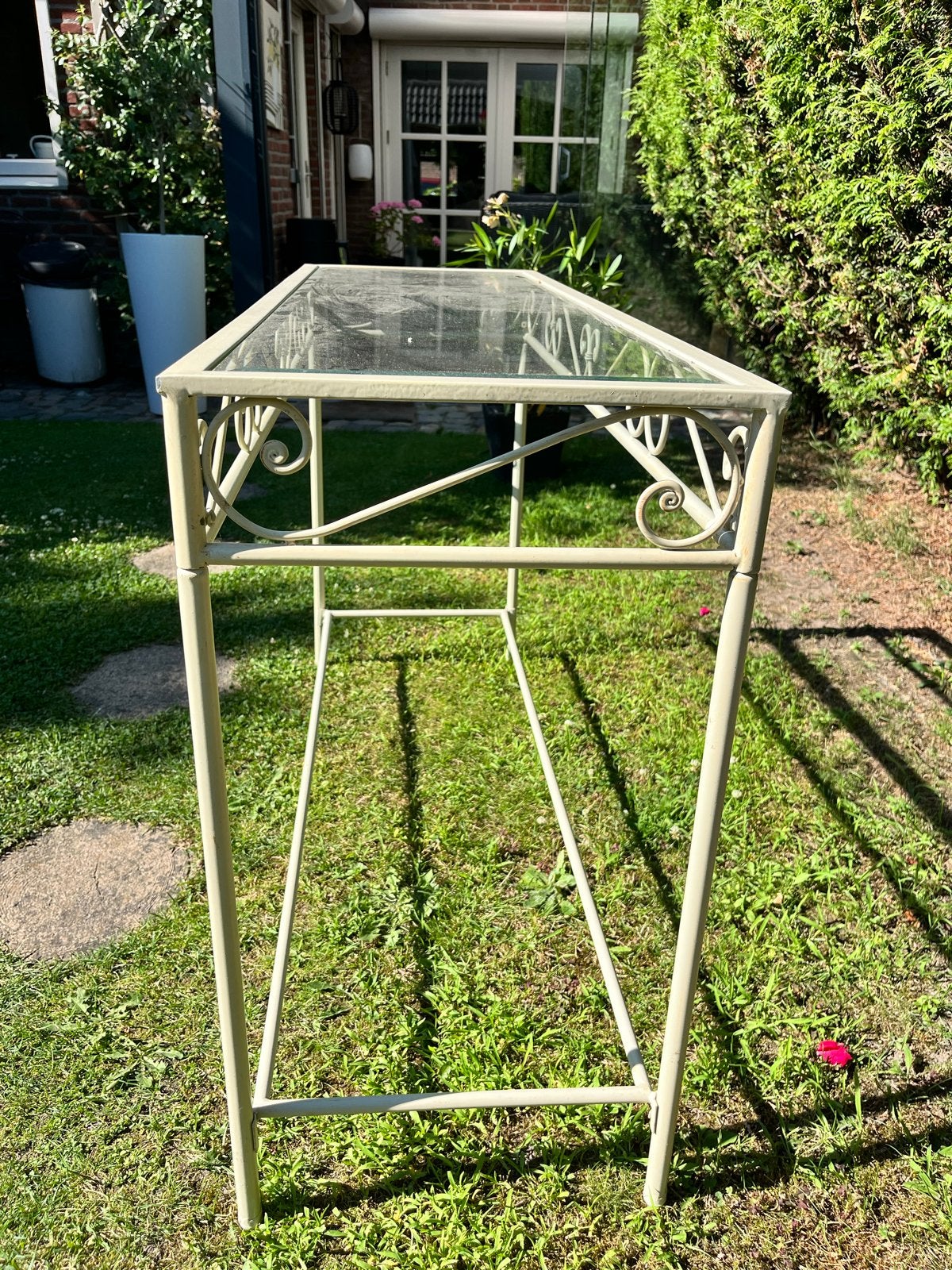 Landelijke side-table met glasplaat - Crème, Gebruikt, Ophalen of Verzenden, Glas, 75 cm of meer