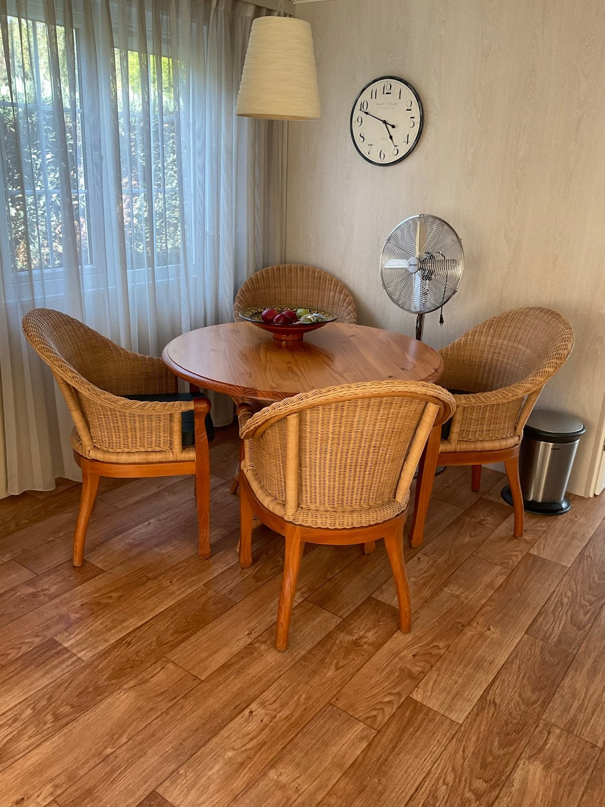 Rotan eethoek met ronde tafel en 4 stoelen, Ophalen, Gebruikt, Bruin, Vier