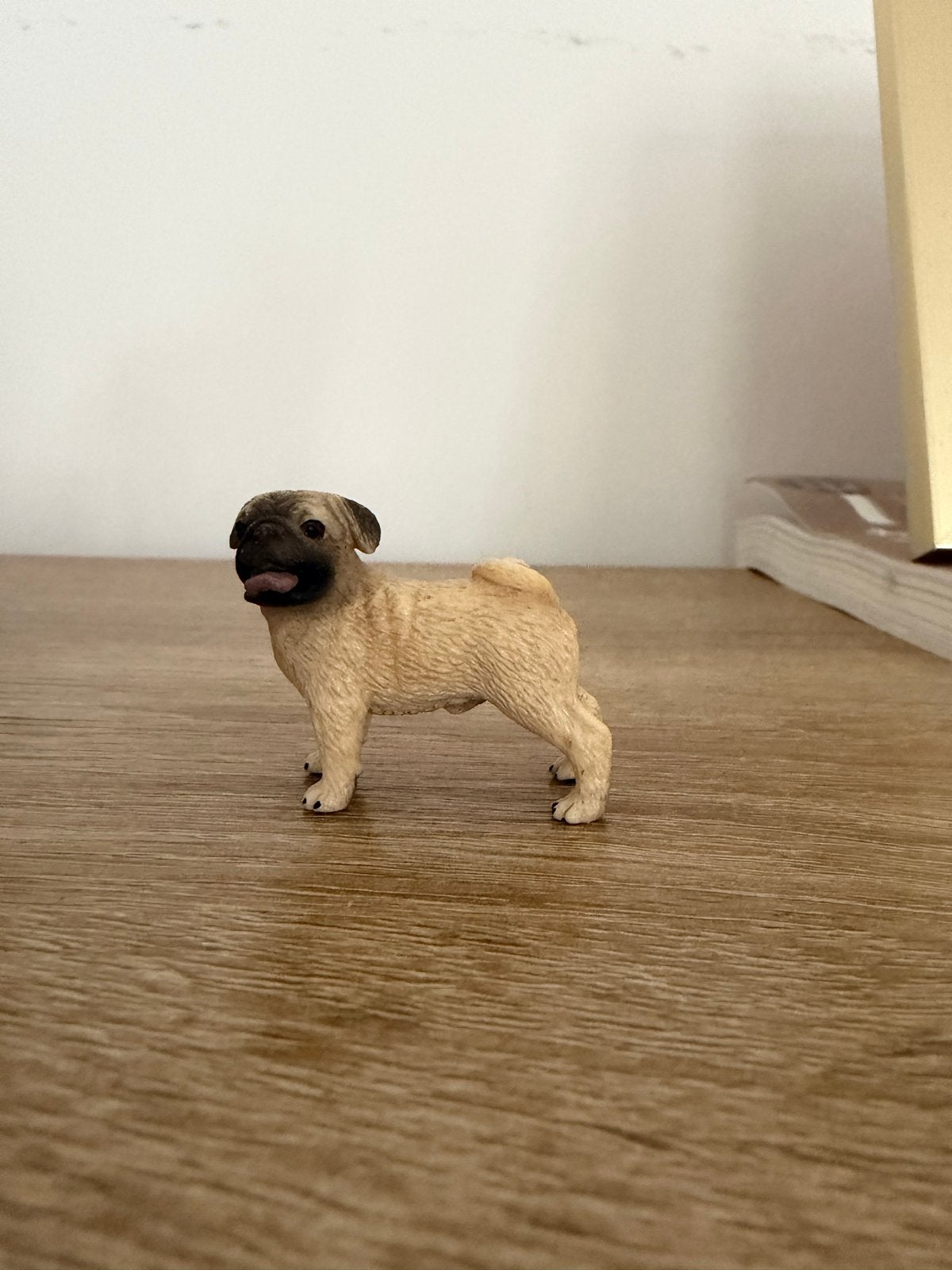 Mops hond beeldje - Klein en schattig, Ophalen of Verzenden, Zo goed als nieuw, Hond of Kat, Beeldje of Figuurtje