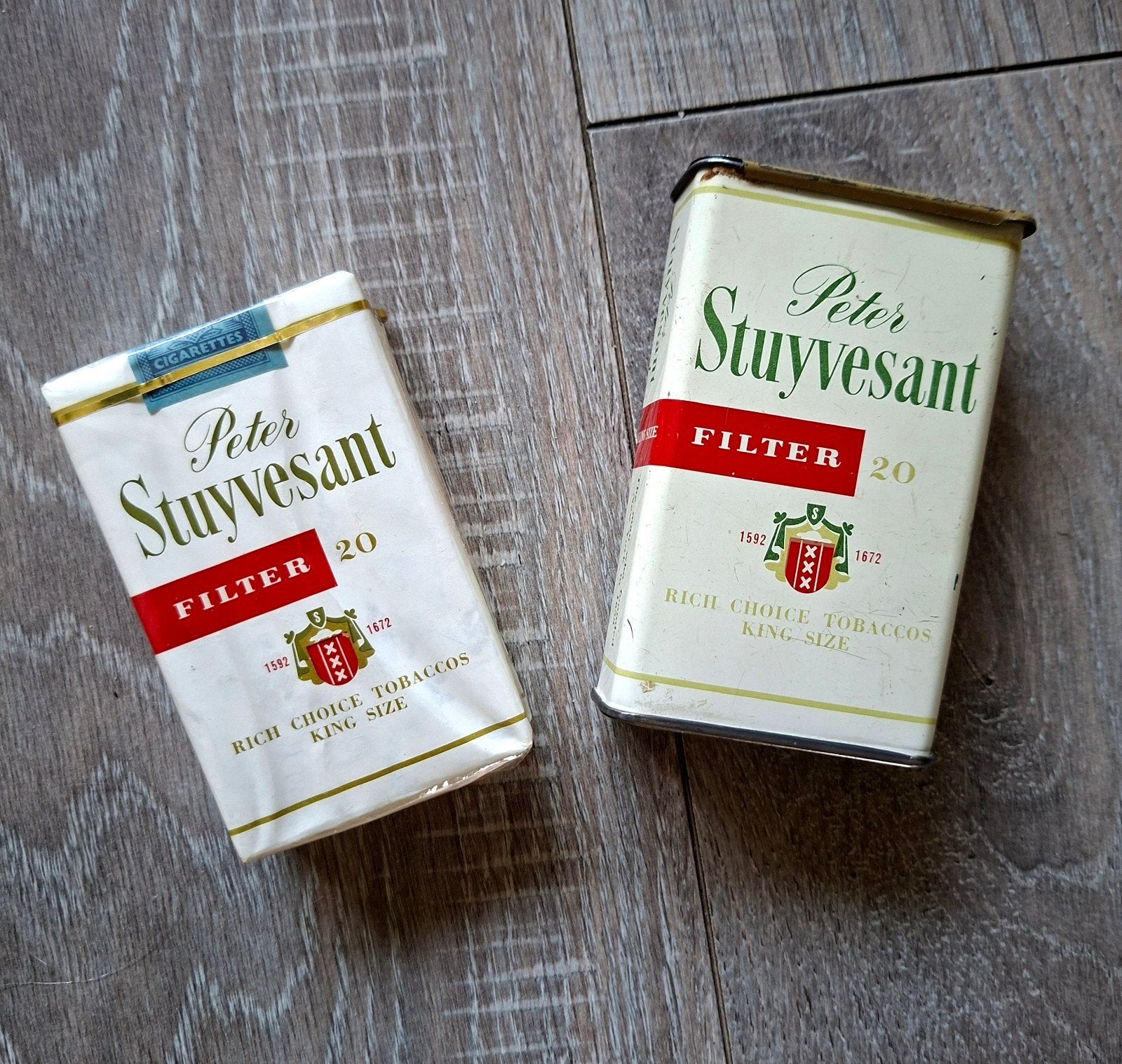 STUYVESANT  BLIKJE    +            SIGARETTEN PAKJE, Verzamelen, Ophalen of Verzenden, Zo goed als nieuw, Tabaksdoos of Verpakking