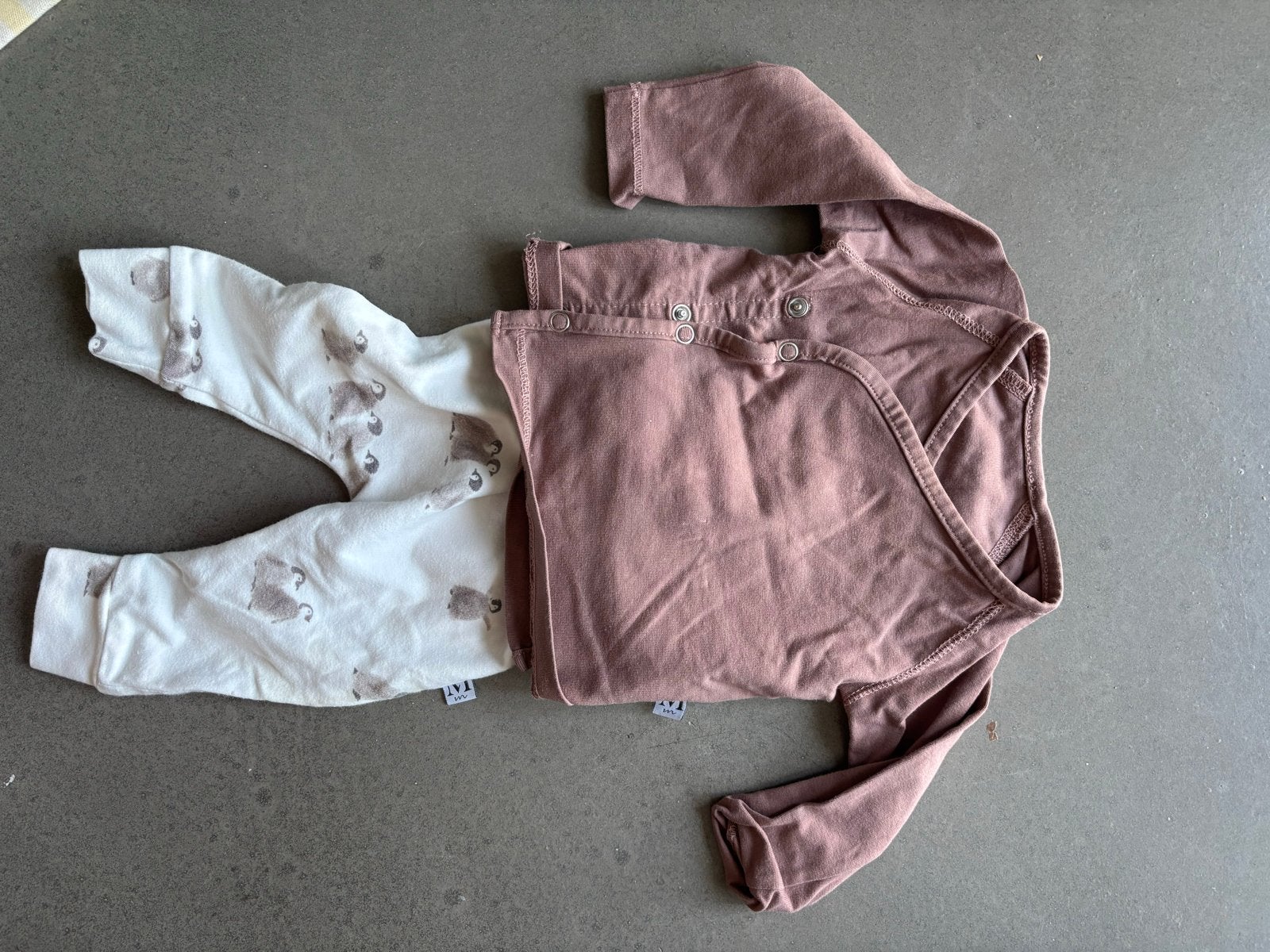 Moms and Mini setje: shirt en broekje maat 56, Ophalen, Zo goed als nieuw, Jongetje of Meisje, Setje