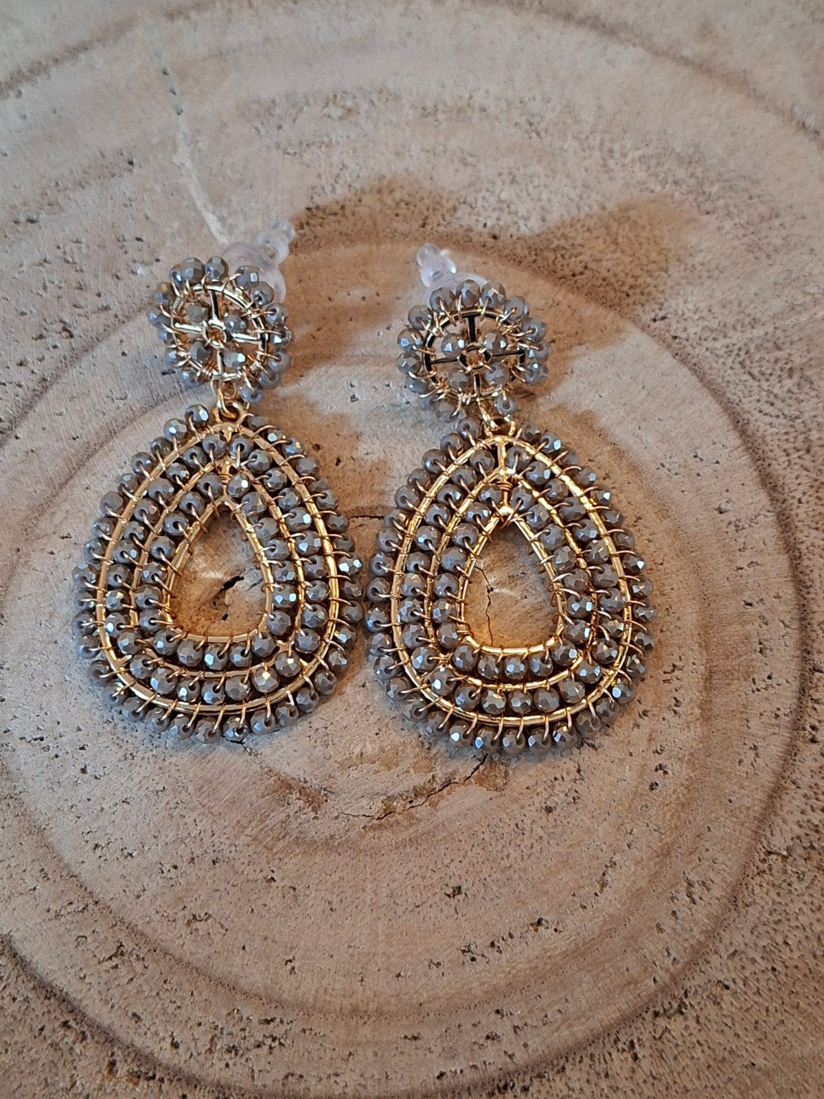 Nieuwe taupe dames oorbellen., Sieraden, Tassen en Uiterlijk, Oorbellen, Overige materialen, Hangers, Overige kleuren, Onbekend