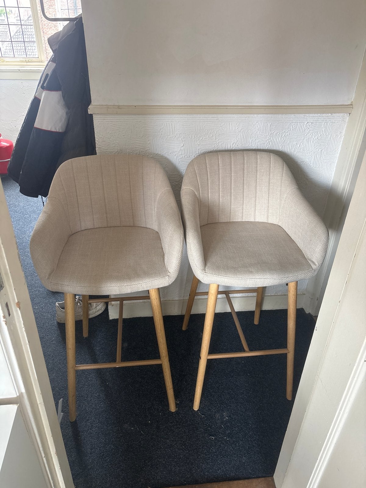 Set van 2 beige barkrukken met rugleuning, Huis en Inrichting, Ophalen, Met voetsteun, 60 tot 90 cm, Zo goed als nieuw