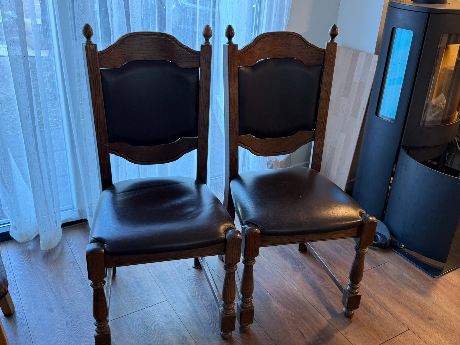2 klassieke eetstoelen, eik met leer, Huis en Inrichting, Stoelen, Ophalen, Zo goed als nieuw, Bruin, Leer