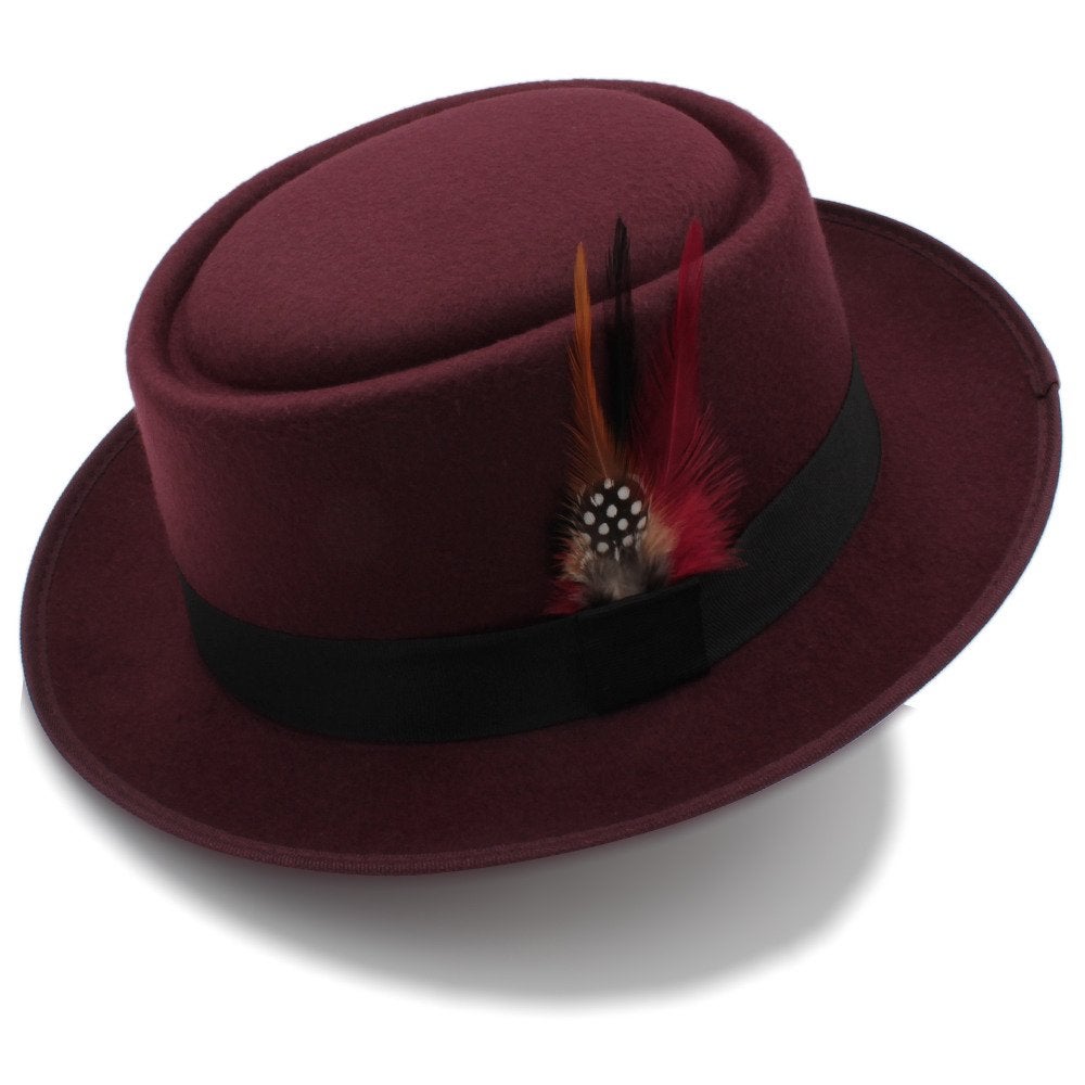 Rode pork pie hoed met veer / heren dames wollen fedora, Verzenden, Nieuw, 58 of 59 cm (L, 7¼ of ⅜ inch), Hoed