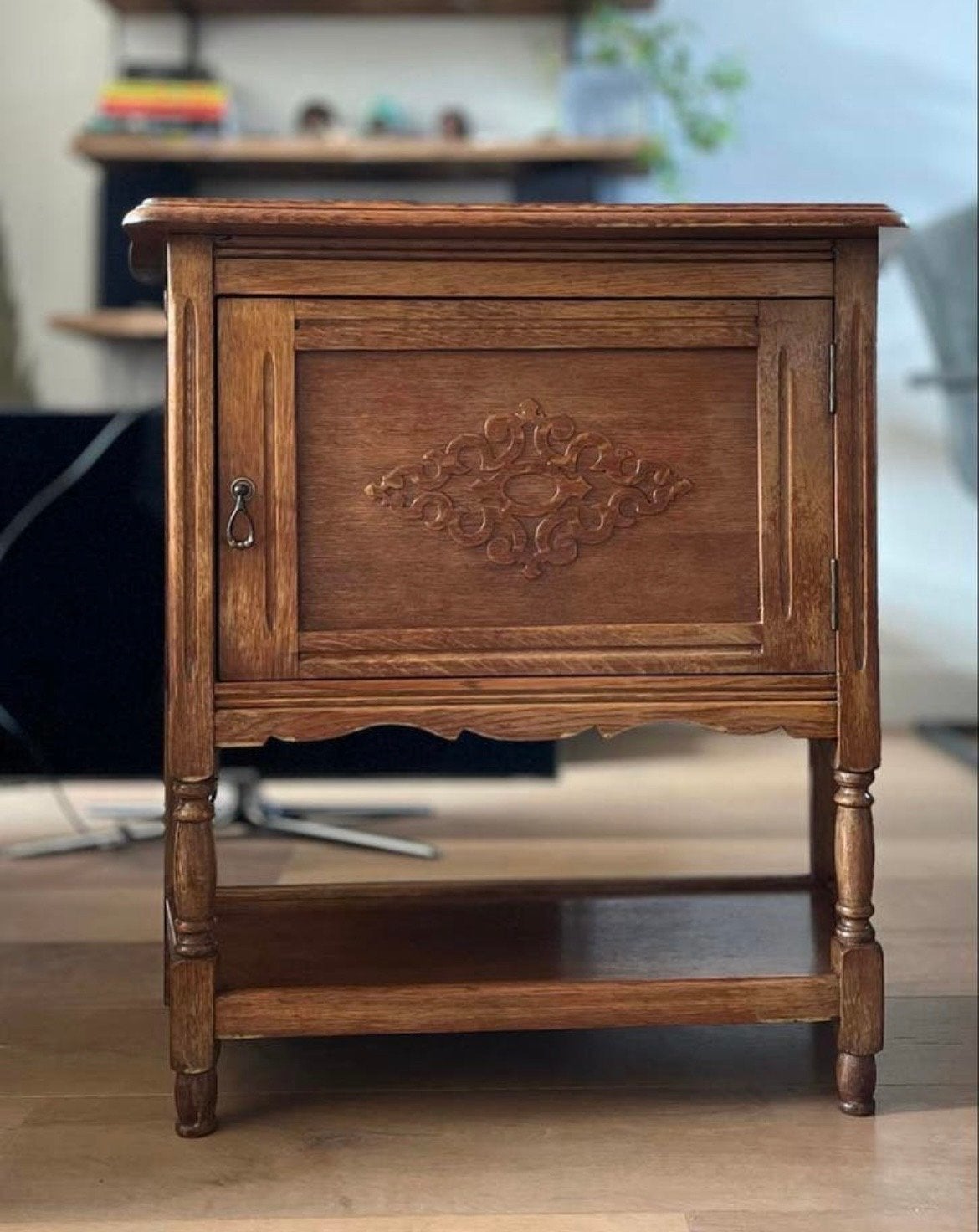 Vintage houten kastje met sierlijk houtsnijwerk, Ophalen
