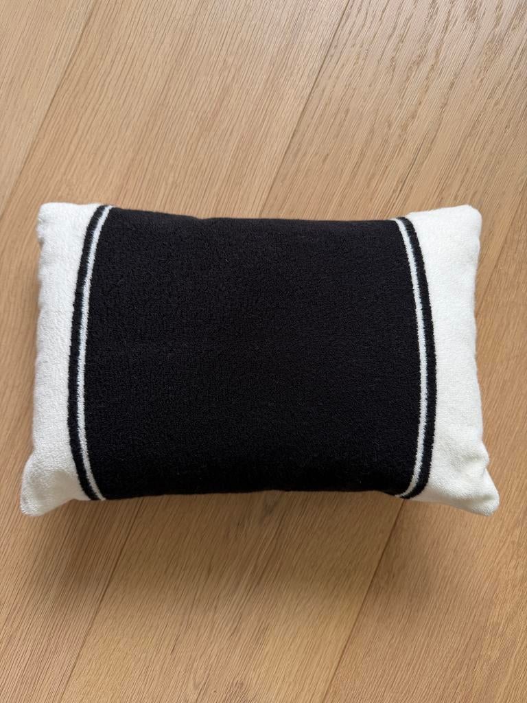 Nieuw H&M Home Kussentje Zwart/Wit, Huis en Inrichting, Woonaccessoires | Kussens, Ophalen of Verzenden, Nieuw, Zwart, Rechthoekig