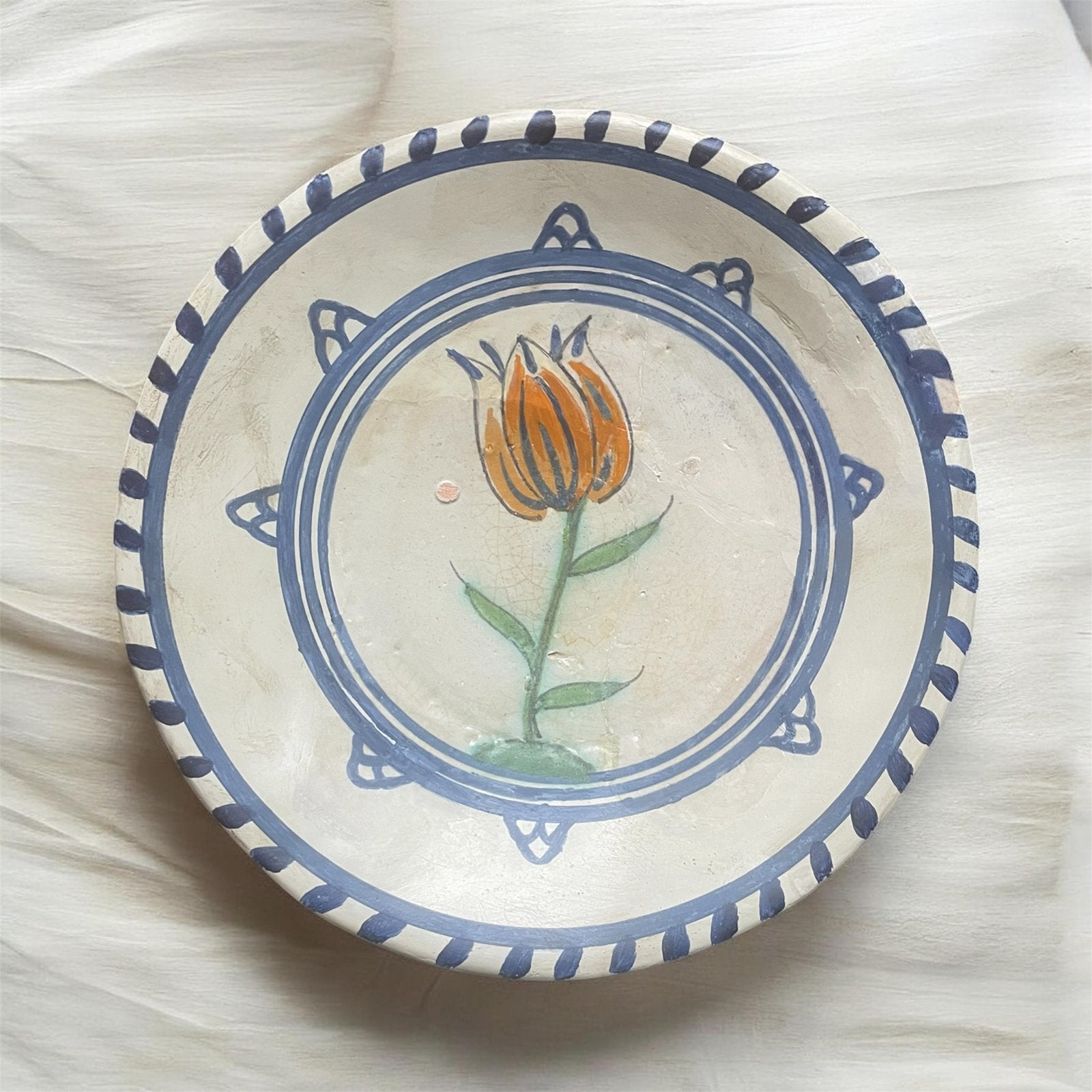 Majolica schotel 17e eeuw met tulp bodemvondst Diam. 26 cm, Ophalen of Verzenden