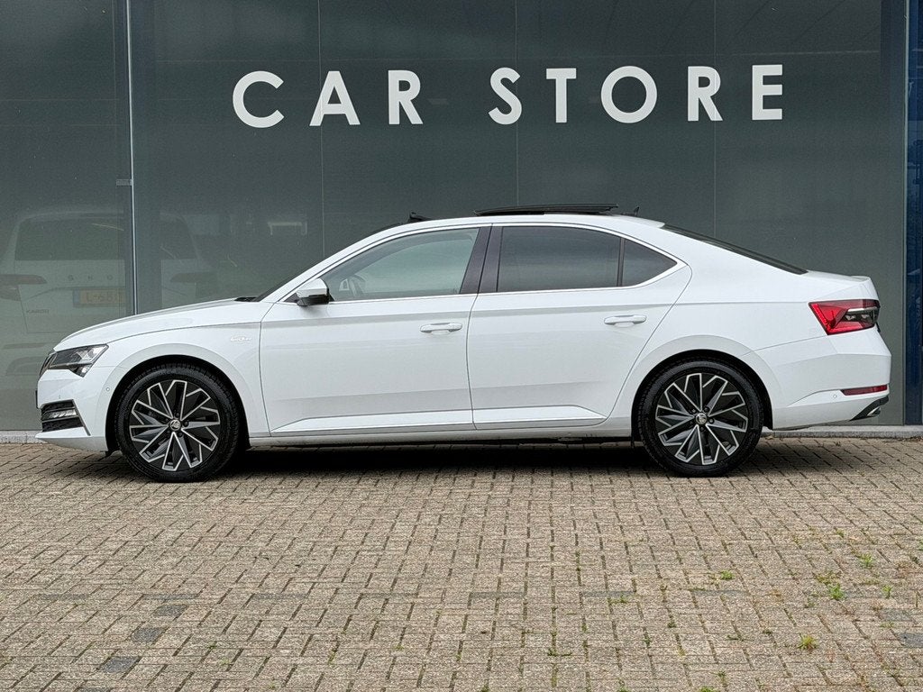 Skoda Superb 1.4 TSI iV LAURIN & KLEMENT PANORAMADAK TREKHAA, Auto's, Skoda, Gebruikt, Adaptive Cruise Control, Wit, Hybride Elektrisch/Benzine